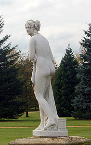 Statue%20of%20Venus%20seen%20from%20behi