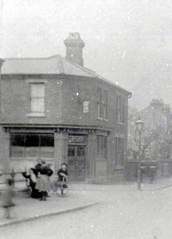 The Smith's Arms about 1900 [Z50/67/43]