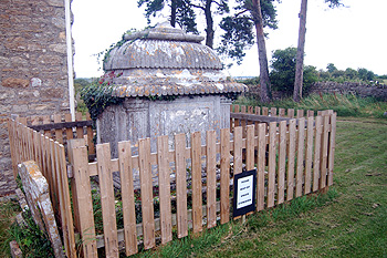 The tomb of Sir Robert Darling August 2012