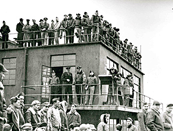 USAAF personnel on the control tower at Thurleigh airfield [Z50-122-45]